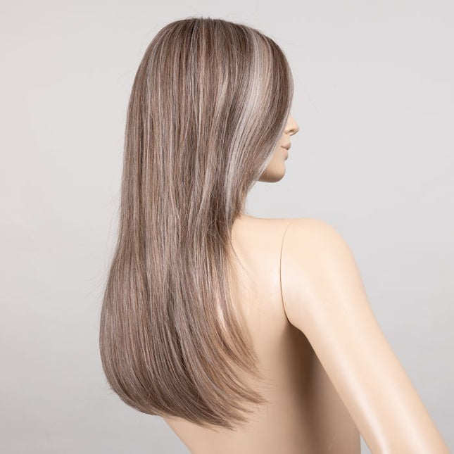 Peluca Mirage Deluxe de Ellen Wille, color Darksand Frosted, vista posterior y lateral en maniquí
