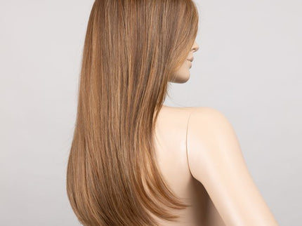 Peluca Mirage Deluxe de Ellen Wille, color Lightbernstein Rooted, vista posterior y lateral en maniquí
