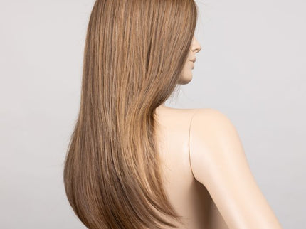 Peluca Mirage Deluxe de Ellen Wille, color Mocca Rooted, vista posterior y lateral en maniquí