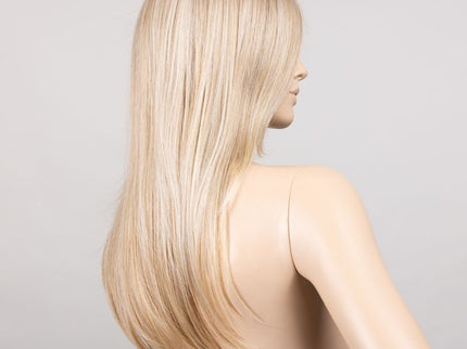 Peluca Mirage Deluxe de Ellen Wille, color Sandyblonde Rooted, vista posterior y lateral en maniquí