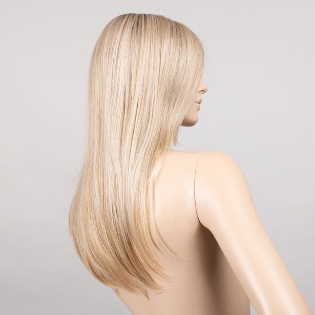 Peluca Mirage Deluxe de Ellen Wille, color Sandyblonde Rooted, vista posterior y lateral en maniquí