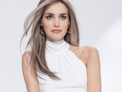 Peluca Mirage Deluxe de Ellen Wille, color Darksand Frosted, vista frontal en modelo