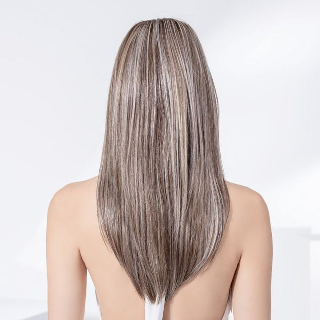 Peluca Mirage Deluxe de Ellen Wille, color Darksand Frosted, vista posterior en modelo