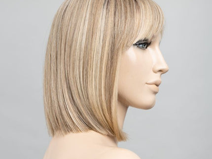 Peluca Miss Comfort de Ellen Wille en Caramel Rooted, vista lateral en maniquí