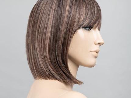 Peluca Miss Comfort de Ellen Wille en Chocolate Frosted, vista lateral en maniquí