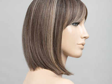 Peluca Miss Comfort de Ellen Wille en Darksand Rooted, vista lateral en maniquí