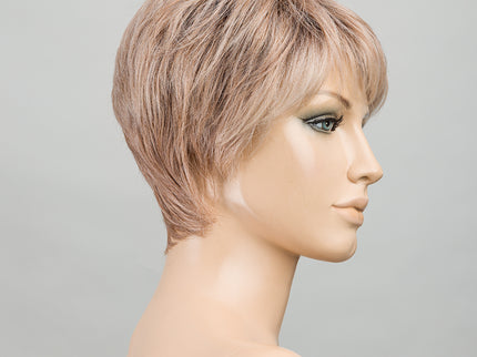 Peluca Novel Deluxe de Ellen Wille, color Candyblonde Lighted, vista en maniquí