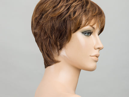 Peluca Novel Deluxe de Ellen Wille, color Chocolate Rooted, vista en maniquí
