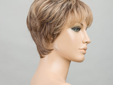 Peluca Novel Deluxe de Ellen Wille, color Darksand Rooted, vista en maniquí