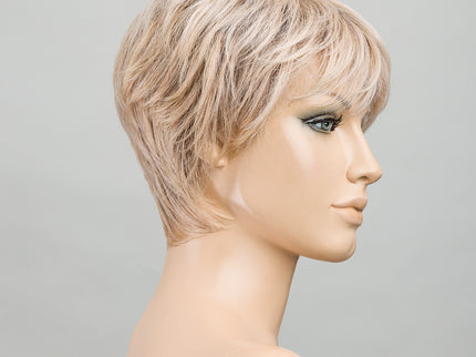 Peluca Novel Deluxe de Ellen Wille, color Pastelblonde Rooted, vista en maniquí