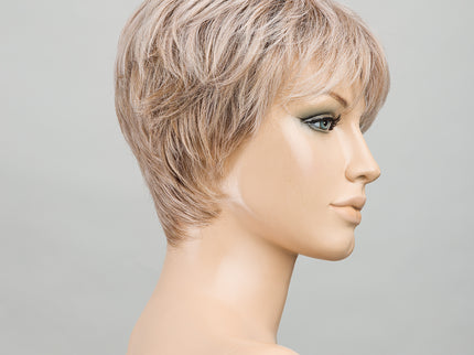 Peluca Novel Deluxe de Ellen Wille, color Pearlblonde Rooted, vista en maniquí