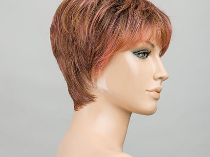 Peluca Novel Deluxe de Ellen Wille, color Rosewood Lighted, vista en maniquí