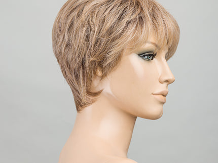 Peluca Novel Deluxe de Ellen Wille, color Sandyblonde Rooted, vista en maniquí