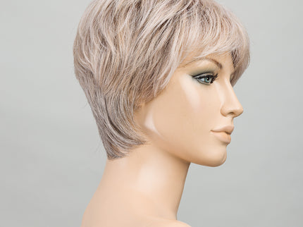 Peluca Novel Deluxe de Ellen Wille, color Silverblonde Rooted, vista en maniquí