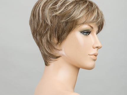 Peluca Novel Deluxe de Ellen Wille, color Smokeblonde Mix, vista en maniquí