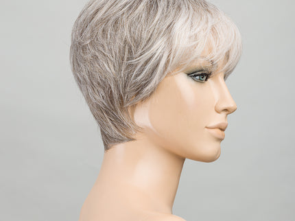 Peluca Novel Deluxe de Ellen Wille, color Snow Mix, vista en maniquí