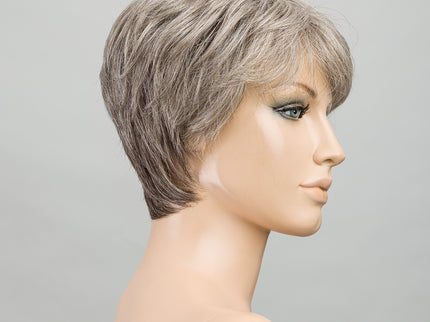 Peluca Novel Deluxe de Ellen Wille, color Stonegrey Mix, vista en maniquí