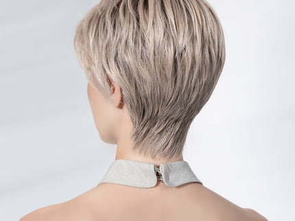Peluca Novel Deluxe de Ellen Wille, color Silverblonde Rooted, fotografía de modelo
