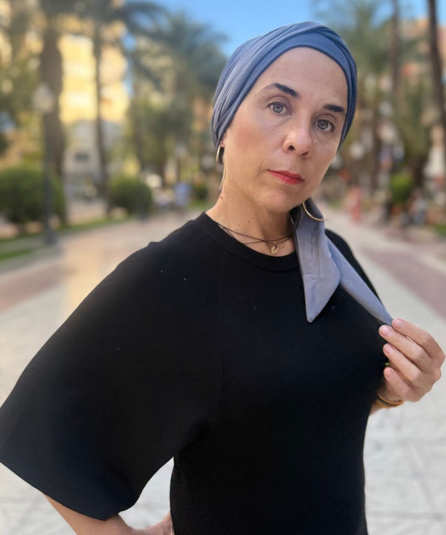 Pañuelo oncológico Martina Grafito Carla Bedia — fotografía 1