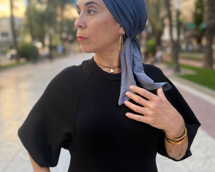 Pañuelo oncológico Martina Grafito Carla Bedia — fotografía 2