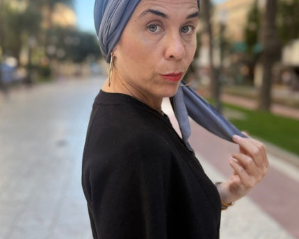 Pañuelo oncológico Martina Grafito Carla Bedia — fotografía 4