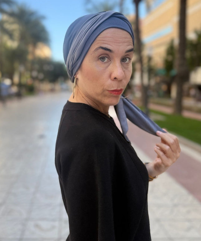 Pañuelo oncológico Martina Grafito Carla Bedia — fotografía 4