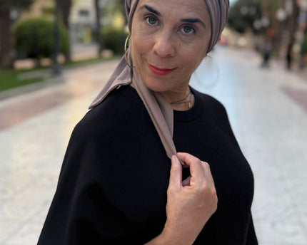 Pañuelo oncológico Martina Taupe Carla Bedia — fotografía 1