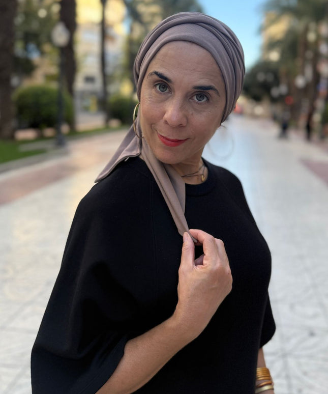 Pañuelo oncológico Martina Taupe Carla Bedia — fotografía 1