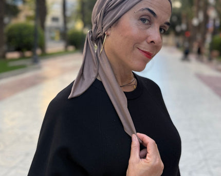Pañuelo oncológico Martina Taupe Carla Bedia — fotografía 2