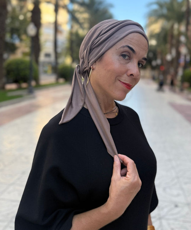 Pañuelo oncológico Martina Taupe Carla Bedia — fotografía 2