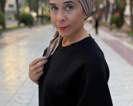 Pañuelo oncológico Martina Taupe Carla Bedia — fotografía 3