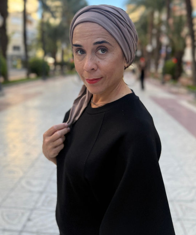 Pañuelo oncológico Martina Taupe Carla Bedia — fotografía 3