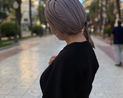Pañuelo oncológico Martina Taupe Carla Bedia — fotografía 4