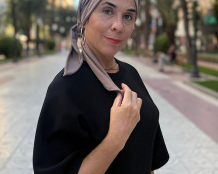 Pañuelo oncológico Martina Taupe Carla Bedia — fotografía 5