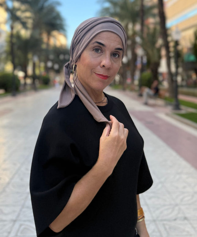 Pañuelo oncológico Martina Taupe Carla Bedia — fotografía 5