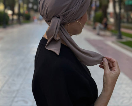 Pañuelo oncológico Martina Taupe Carla Bedia — fotografía 6
