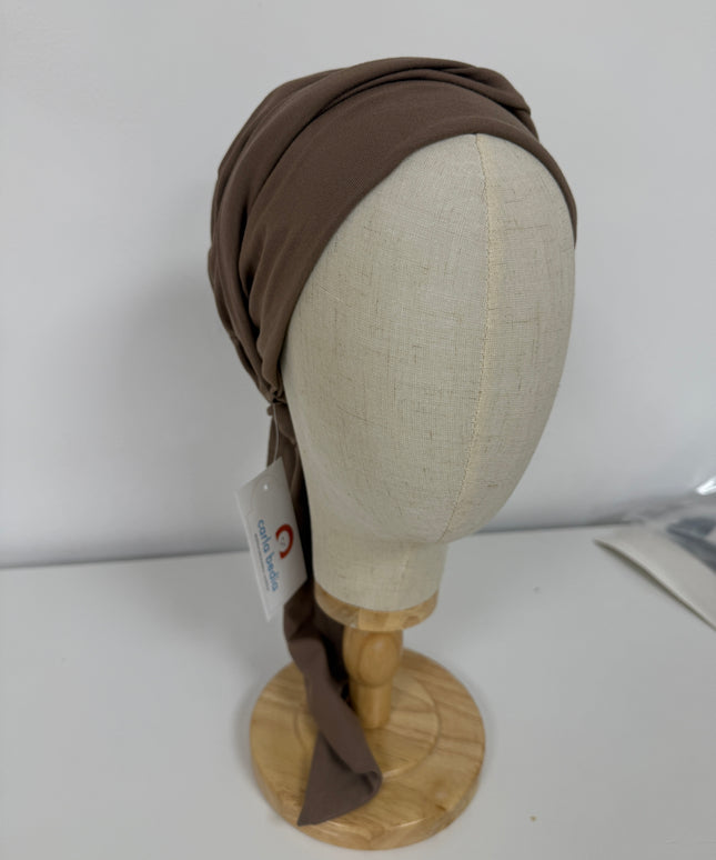 Pañuelo oncológico Martina Taupe Carla Bedia — fotografía 10