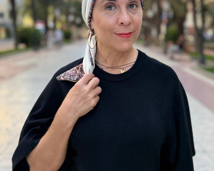 Pañuelo oncológico Zoe Bambú Cachemira Marfil Carla Bedia — fotografía 3