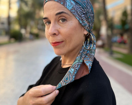 Pañuelo oncológico Zoe Bambú Cachemira Turquesa Carla Bedia — fotografía 2