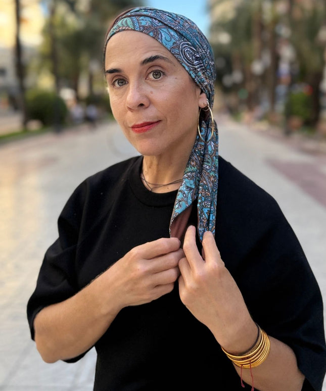 Pañuelo oncológico Zoe Bambú Cachemira Turquesa Carla Bedia — fotografía 4