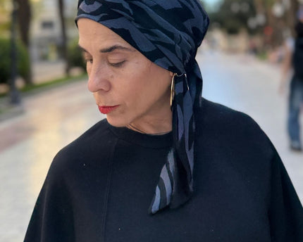 Pañuelo oncológico Zoe Bambú Cebra Antracita Carla Bedia — fotografía 6