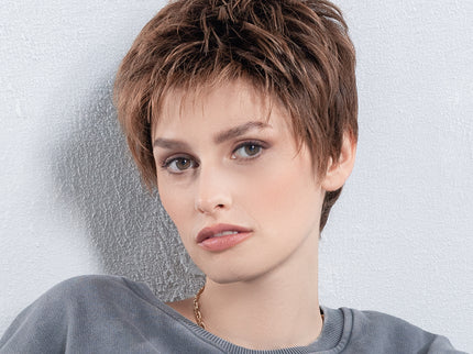 Peluca Chat de Ellen Wille en chocolate rooted, fotografía 01 de la modelo