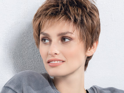 Peluca Chat de Ellen Wille en chocolate rooted, fotografía 02 de la modelo