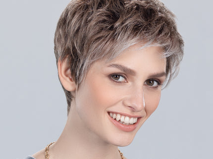 Peluca Chat de Ellen Wille en darksmoke frosted, fotografía 01 de la modelo
