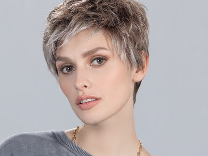 Peluca Chat de Ellen Wille en darksmoke frosted, fotografía 04 de la modelo
