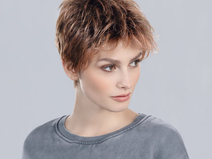 Peluca Chat de Ellen Wille en rosewood rooted, fotografía 01 de la modelo