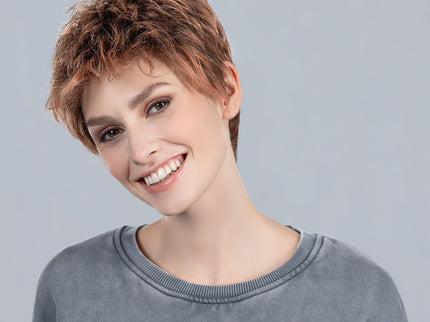 Peluca Chat de Ellen Wille en rosewood rooted, fotografía 02 de la modelo