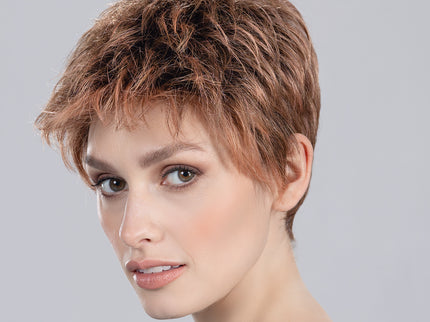 Peluca Chat de Ellen Wille en rosewood rooted, fotografía 03 de la modelo