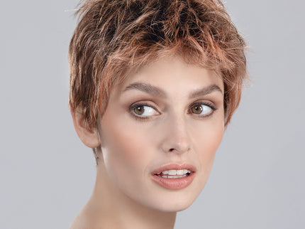 Peluca Chat de Ellen Wille en rosewood rooted, fotografía 04 de la modelo