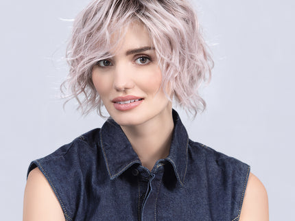 Peluca Cookie Mono Part de Ellen Wille en pastel rose rooted, fotografía 03 de la modelo